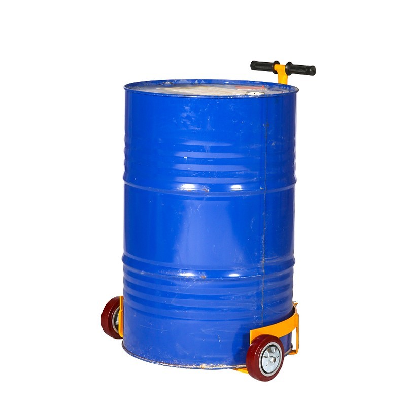 Vista trasera de 3/4 del carro para bidones de acero 500kg con un bidón en el suelo