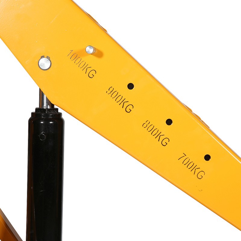 Zoom sobre el brazo de la grúa de taller para palets europeos