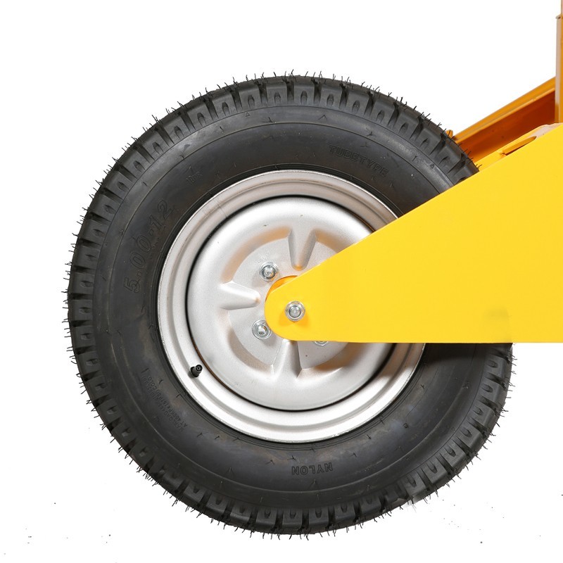 Zoom sobre las ruedas directrices de la transpaleta manual todo terreno