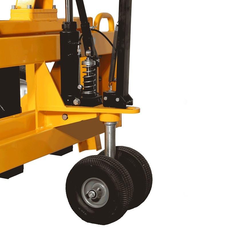 Zoom sobre las ruedas neumáticas y la bomba hidráulica de la transpaleta