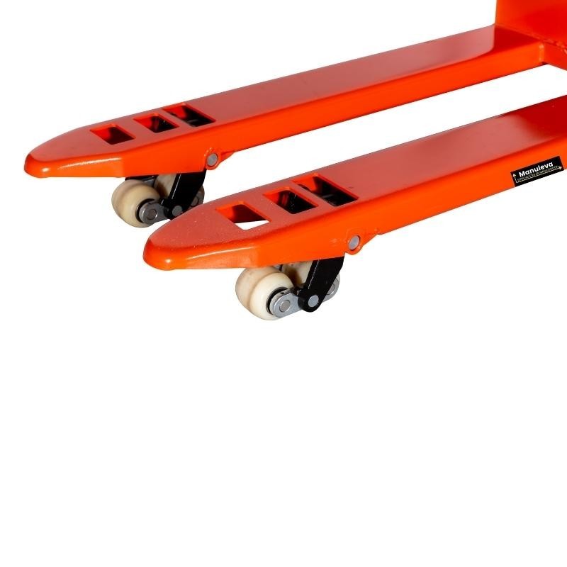 Zoom sobre las horquillas de la Transpaleta 5000kg ruedas de nylon