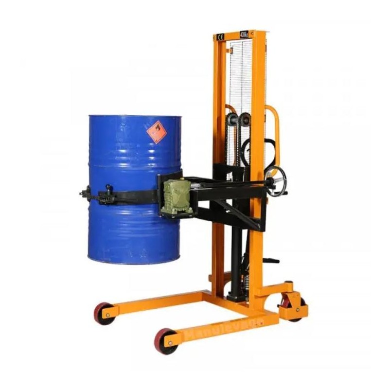 Vista desde 3/4 del apilador volteador de barriles de plástico o metal 400 kg con un barril elevado