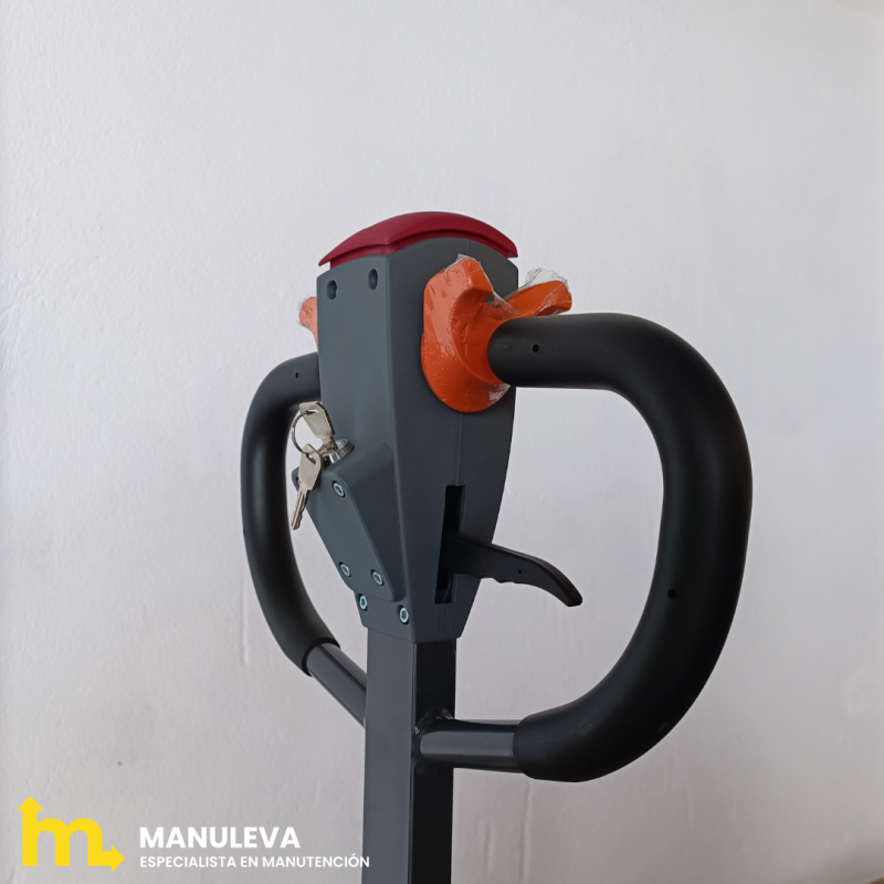 Zoom sobre el timón de la transpaleta eléctrica 1500kg batería de litio de 30 Ah