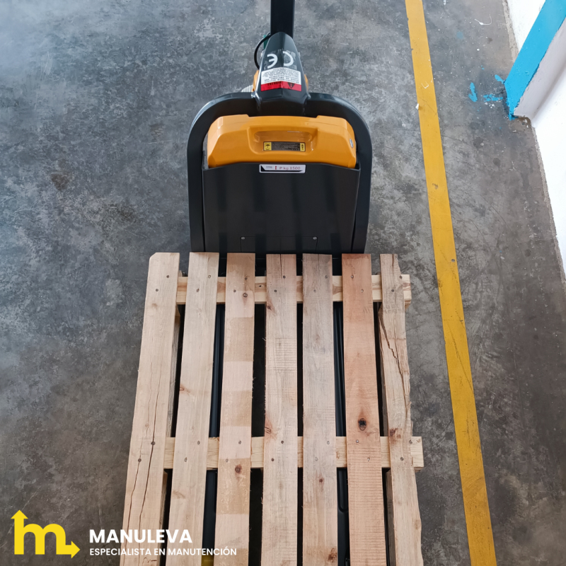 vista superior de un palet colocado sobre las horquillas transpaleta eléctrico