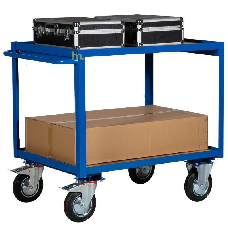 Vista de 3/4 del Carrito de taller con 2 bandejas de madera de 1000 x 700 mm y capacidad de carga de 300 kg con una carga.