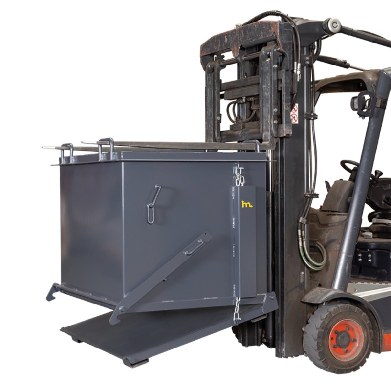 Vista de 3/4 de la tolva con descarga inferior 1100l con carretilla elevadora - en proceso de apertura