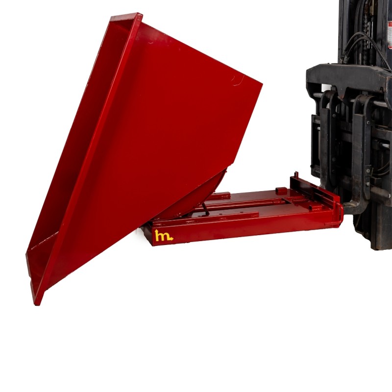 Vista de 3/4 de la tolva autobasculante roja 600L en proceso de balanceo con carretilla elevadora