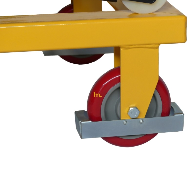 Vista de las ruedas de la mesa elevadora con manivela 300 kg plataforma 1150 x 750 mm