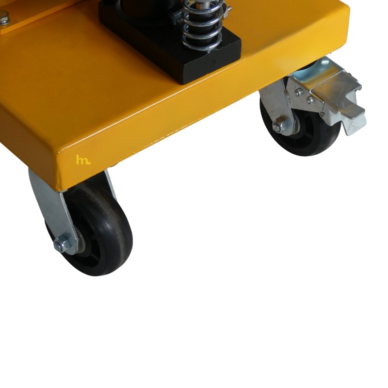 Vista de las ruedas del elevador de barriles hidráulico 450 kg