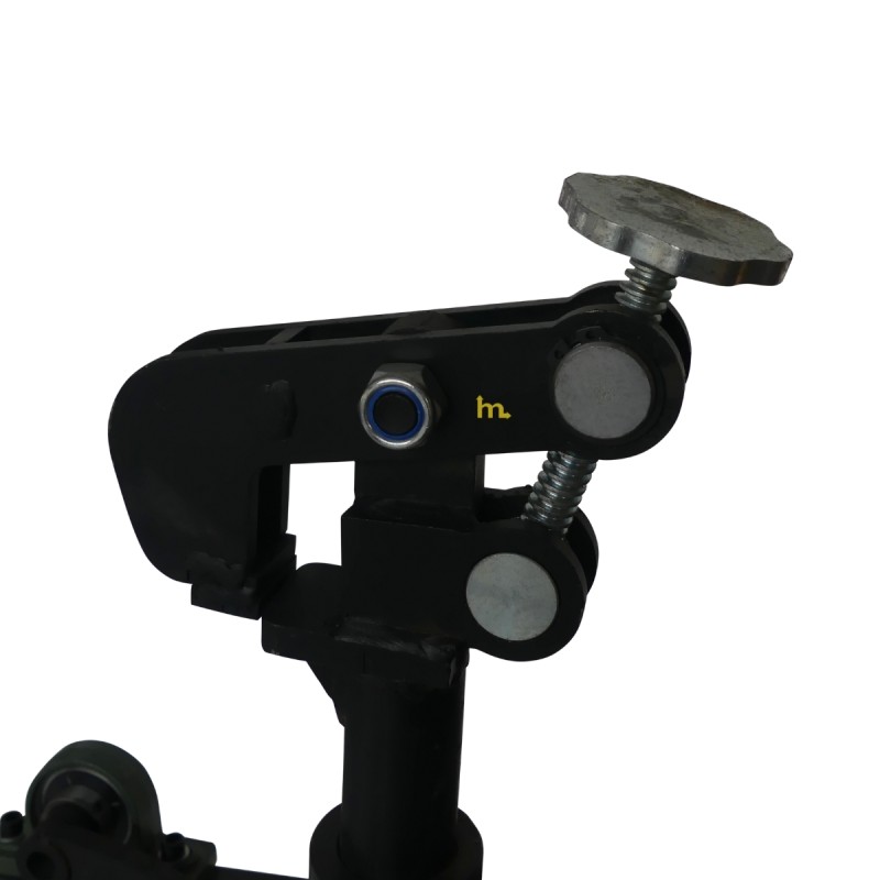 Vista de la pinza del apilador Volteador De Bidones 450 Kg -  Uñas separación 850 mm para palets - Elevación 1600 Mm